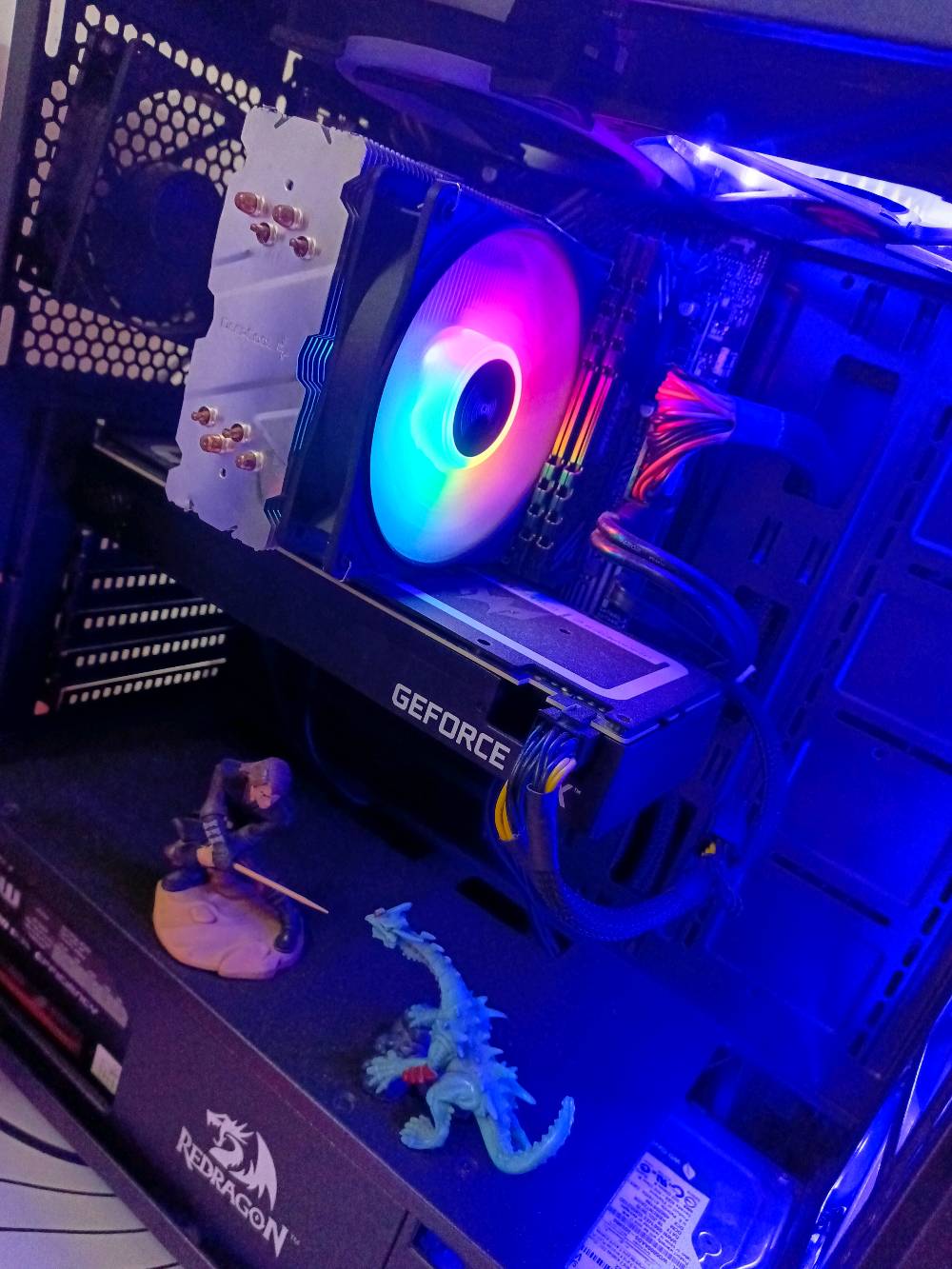 كمبيوتر للبيع سعرها 850 الف مواصفاتها كرت الشاشة 3060Ti والمعالج core i5 الجيل العاشر والرامات 16 ومساحة التخزين 1 تيرا ونص والبور سبلاي 650 واط العنوان بغداد 