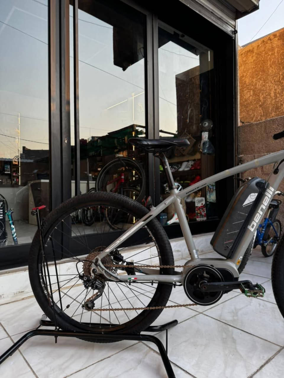 benell 🇮🇹هايبرد او مساعد 
حجم الاطار 27.5
معدن الامنيوم 
محرك وسطي من شركه 
BAFANG. M400
بطاريه ليثيوم 36V
سرعه 25 km
عدد السرع 10×1
سستم شيمانو ديور 
بريك هيدورليك شيمانو
السعر  500 رقمي ***********
