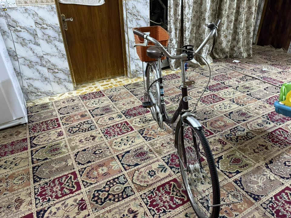 السلام عليكم بايسكل للبيع برجستون الباسيكل باله ياباني مو تجاري تايرات اصليات جدد اچوابه اصليات وهم جدد سله خلفيه عضم عاج نقصه فقط دسك خلفي مكفل من الزلغ جديد بل جيس سعره 150 وبي مجال شي قليل العنوان ديالى بعقوبه المفرق جامع اسماء الله الحسنى الماسنجر مفتوح واذا تريد عل رقم ***********
