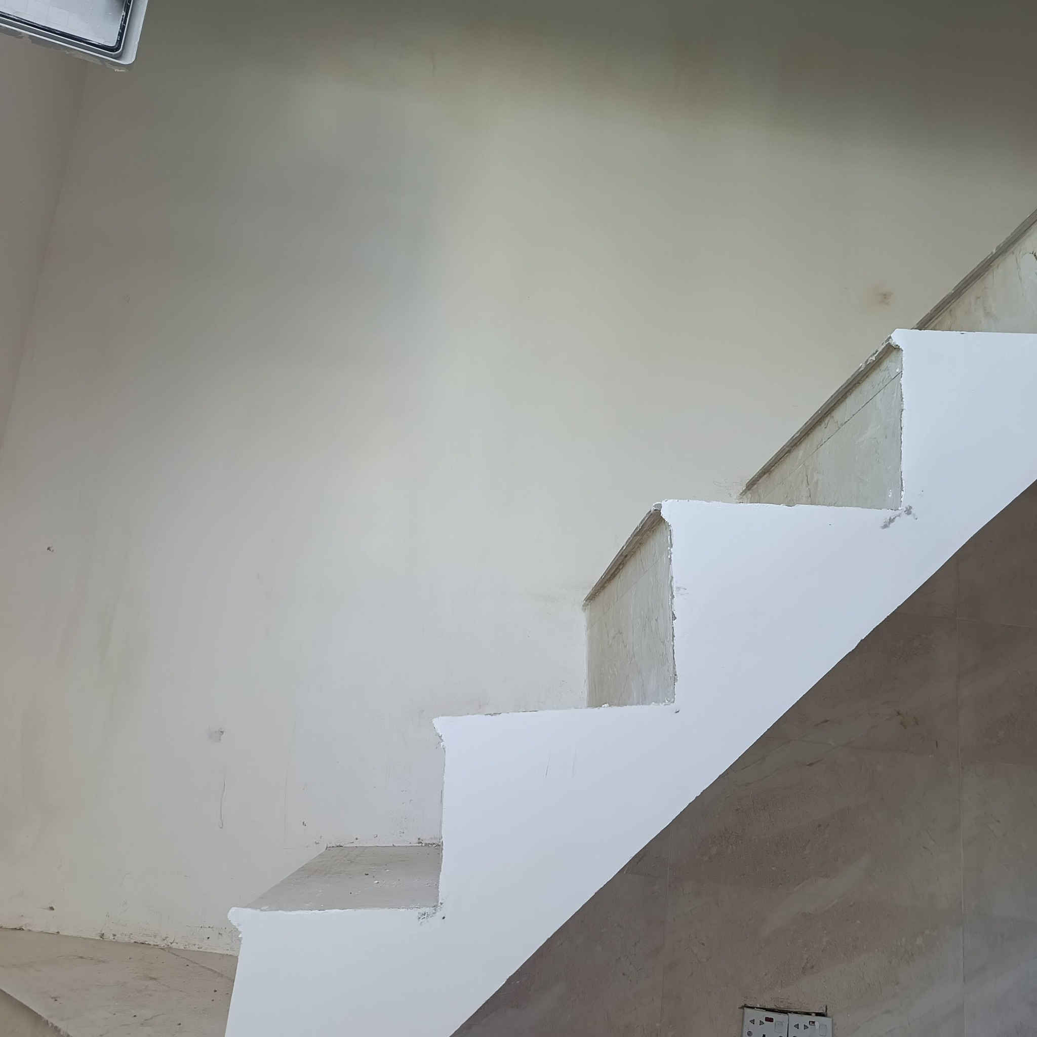 السلام عليكم
دار للبيع مساحة 50م  

سند اصفر 

بناء جديد 

سعر ٢٧ وبي مجال 

استقبال حولي غرفه نوم صحيات منور. 

طابق الثاني سندويج 
البيت باقي شي قليل ويكمل.   

حي البساتين حي السلام 

من جهة جامع المرتضى 

أكثر استفسار اتصل🗣📲📞

***********
