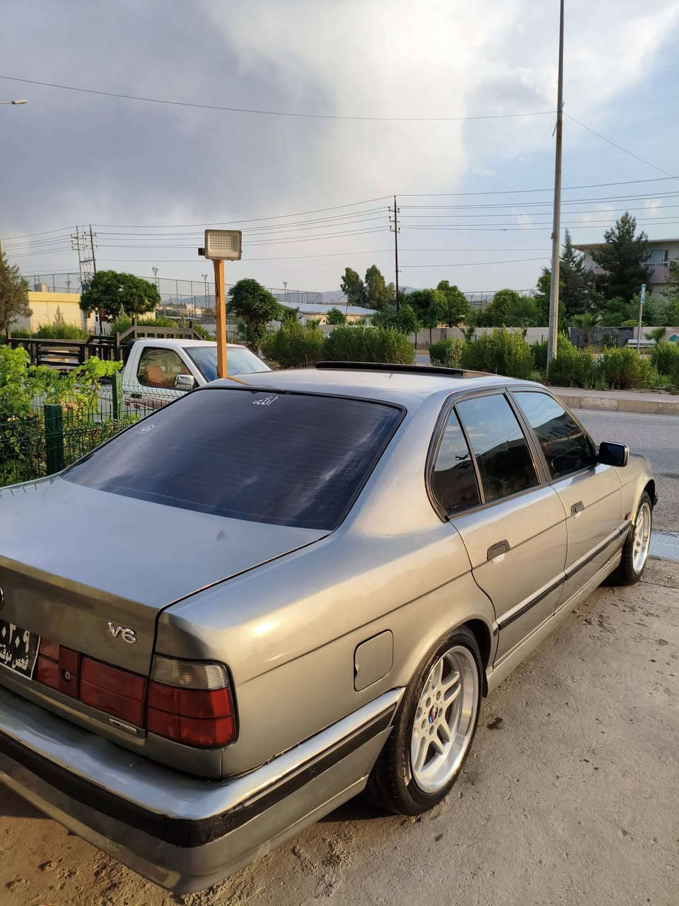 Bmw 1992
520گێڕ عادی سڵایت 
گەیڕو مکینە عەکسل بەشەرت
جام کارەبا سڵایت ناو ڕەساسی 
کامل بۆیاخ لەسەر ساغی 
ئاڕمی پلاستیکی هەولیرو سەنەویە
چوارتایەو ویلی لۆکی لەسەرە
نرخی 37کەمیک مجال
1دینار مەسروفی نیە 
گۆڕینەوە دکین بەشتیک بەدڵمانبێت ..
*********** vaibar watsap
