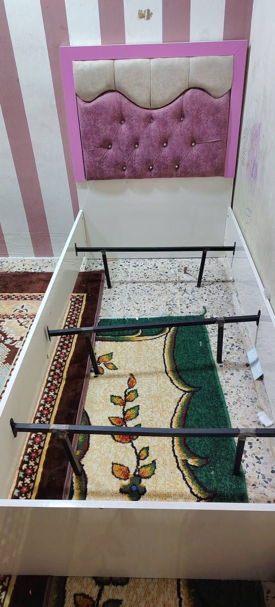 السلام عليكم.  للبيع تخت نفر واحد تركي عدد اثنين
للاتصال ***********
