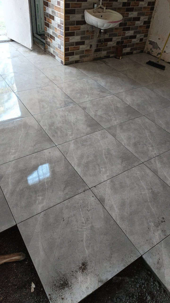 السلام عليكم خلفه متفرغ سيراميك  اشتغل تصفير وتطبيك جدران ألواح بلمادة  والارضيه اشتغل ع المتر مع تطبيك الدرج 
 ***********
