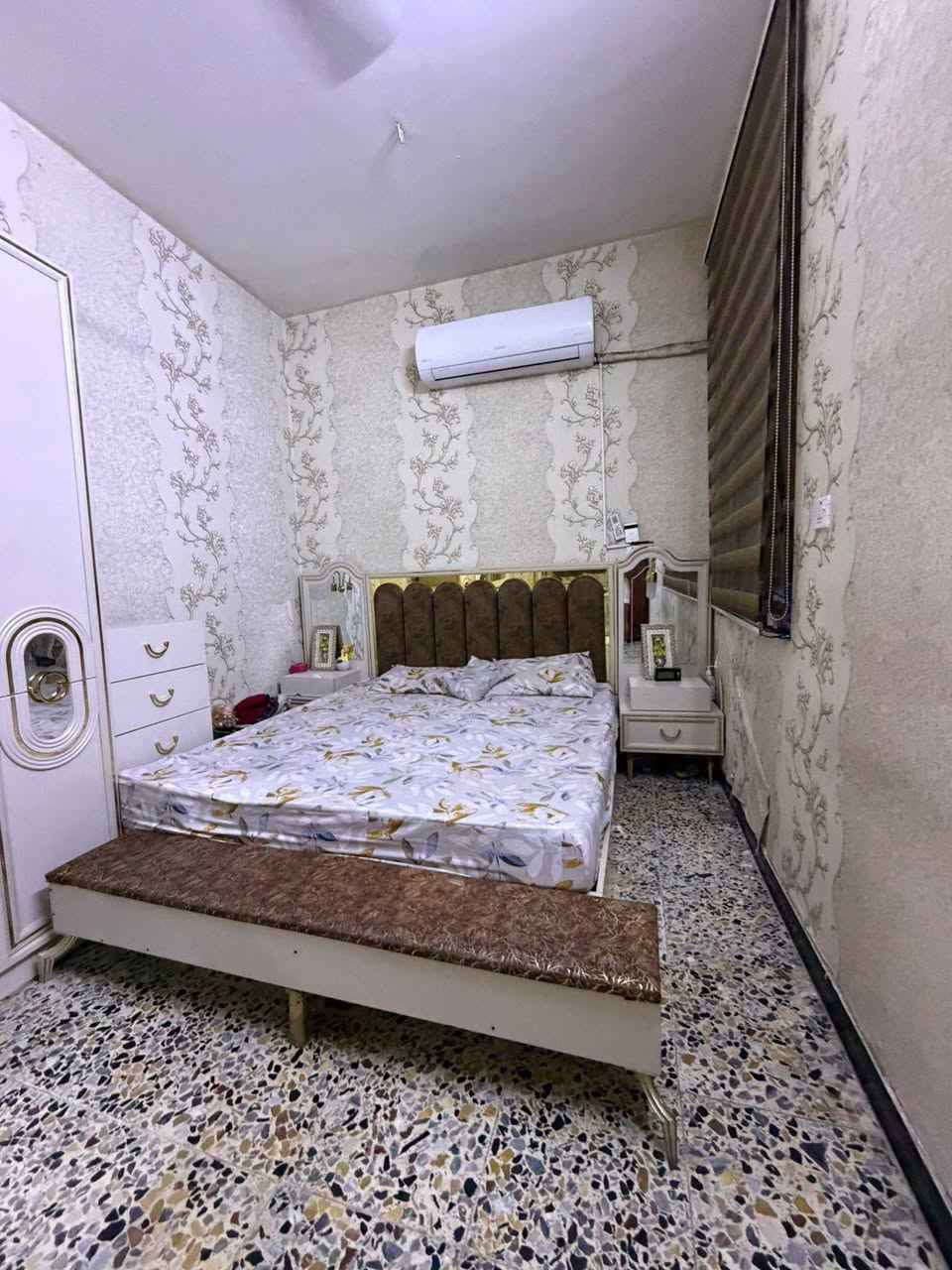 السلام عليكم عندي غرفة تركيه درجه اولى وكاونتر تسگام نصف السعر بيع مستعجل العنوان  الشعلة ***********
