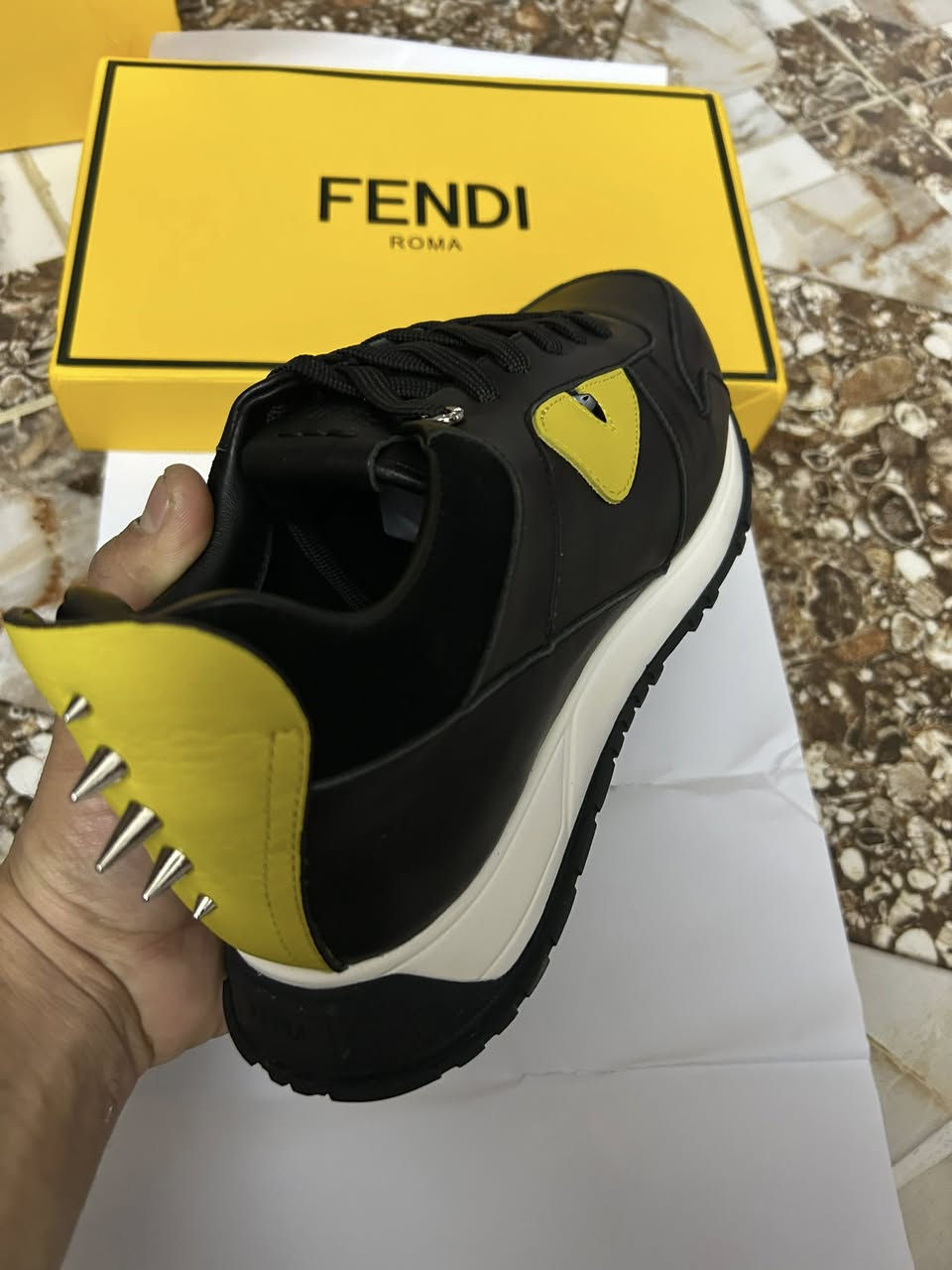 عيون الوحش /حذاء رياضي (Sneakers) قياس 44 من العلامة التجارية الفاخرة فندي (Fendi)، ويُعرف تحديداً باسم Fendi Monster Eyes
سعره بل موقع 320 دولار 

قيم واخذ جديد غير مستخدم بعده بليبل


**إذا كنت صاحب هذا الإعلان وتريد حذفه لأي سبب، رجاءا أرسل رسالة إلى الدعم الفني**