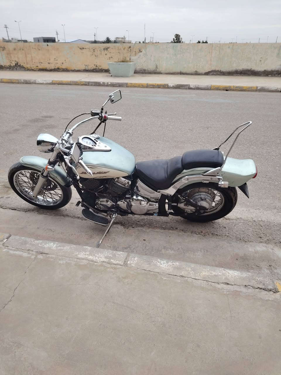 السلام عليكم ورحمة الله  دراك ستار 400 سكيورتي 
رقم ديالى موديل 2007 بل سنوية  98 لو اخضر غير محدد سعر الدراجه بدون عملة 15 متوفر توصيل 
***********
