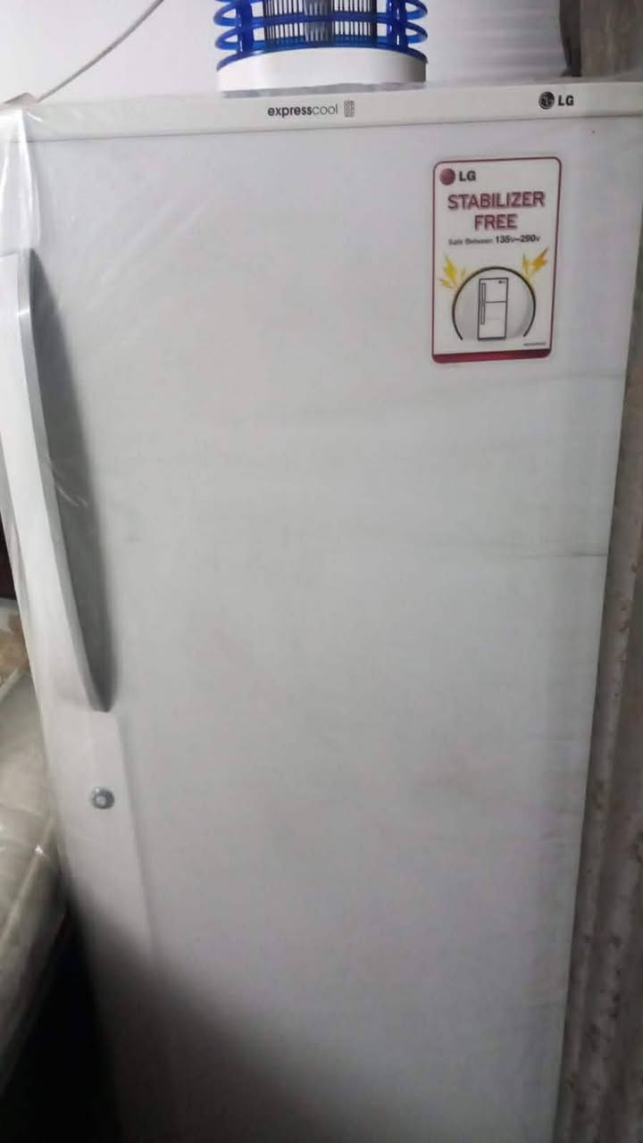 السلام عليكم غراض للبيع 
شاشة حجم 32 بدون نت+ ميز 90 الف 
ثلاجة LG حجم وسط جديدة 150 الف 
كومدي + سريرين نظيفة جداً +دوشك 100 الف 
كنتور 3 بوب 100 الف التواصل ***********
