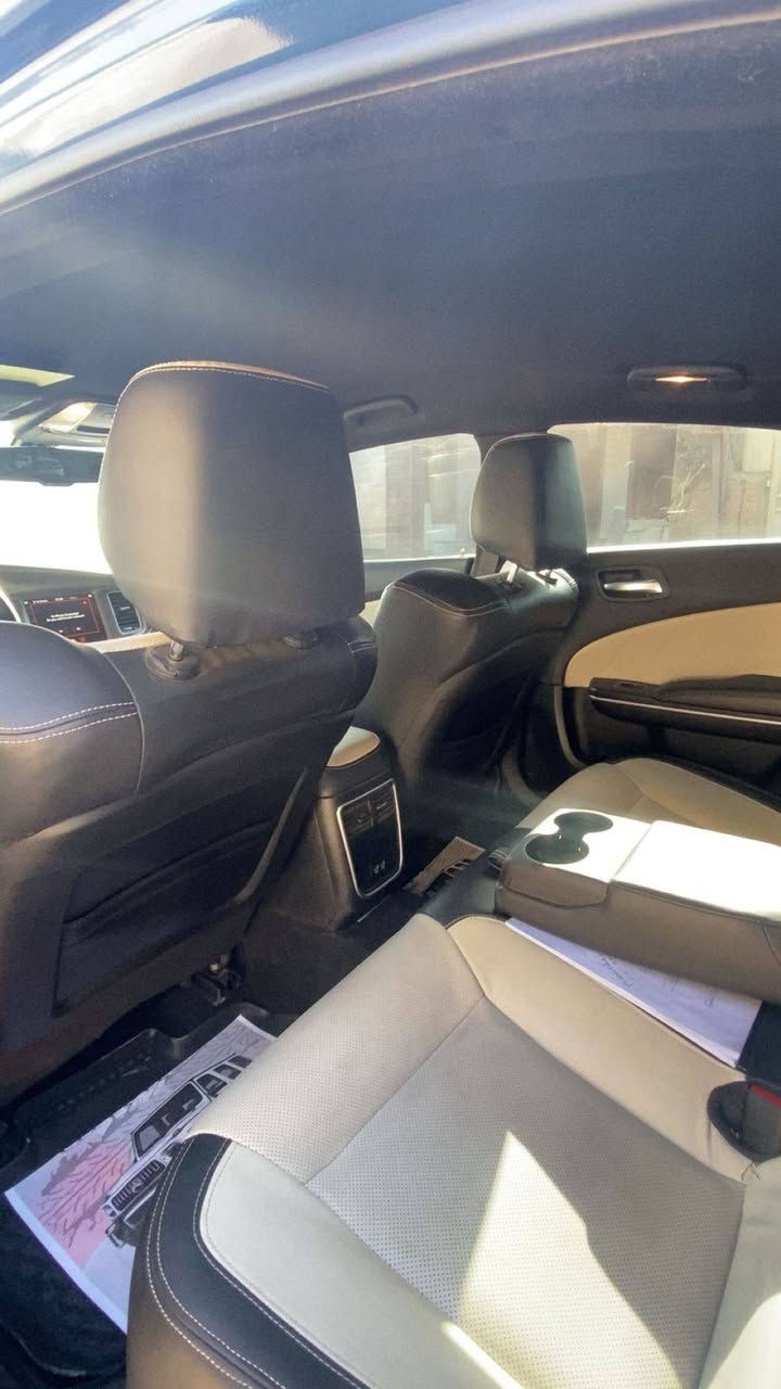 دوج جارجر GT سوبر تراك باك 
موديل 23 النداء الاخير 
مواصفات كشن حضن 
دكمه سبورت 
شاشه جبيره
حساس خلفي
حادثها جاملغ امامي فقط
ماشيه 43 كيلو 
مكان السياره بغداد المشتل 
رقم صاحب سيارة ***********
