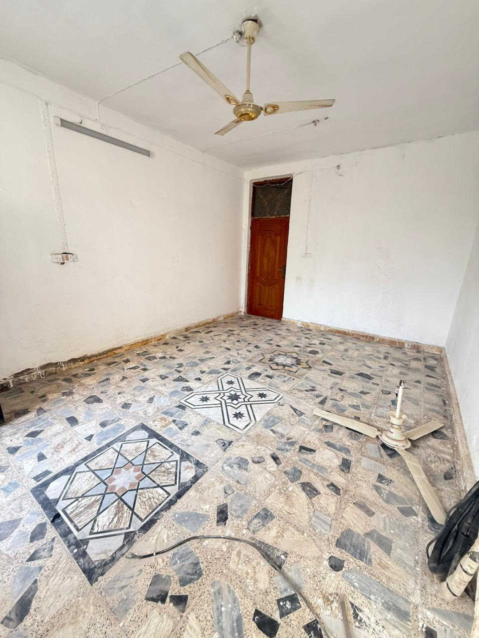 مساحة المشتمل 100م .
المشتمل المشيدة في العام 2010 ومرمم
عرض الشارع 15م .
المشتمل المشيد من طابقين
* يضم الطابق الاول استقبال وهول ومطبخ وغرفة نوم وصحيات .
* يضم الطابق الثاني غرفتين نوم وهول وسطح .
لمعرفة السعر اكتب كلمة (تم)
لمزيد من التفاصيل يمكنكم مراسلتنا على الخاص او الإتصال على الأرقام 
***********
