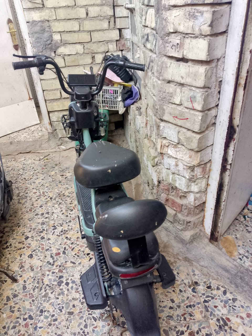 دراجه شحن للبيع بس بها عطل خفيف اللي يريدها يراسلني على الواتساب كم رقمي ***********
