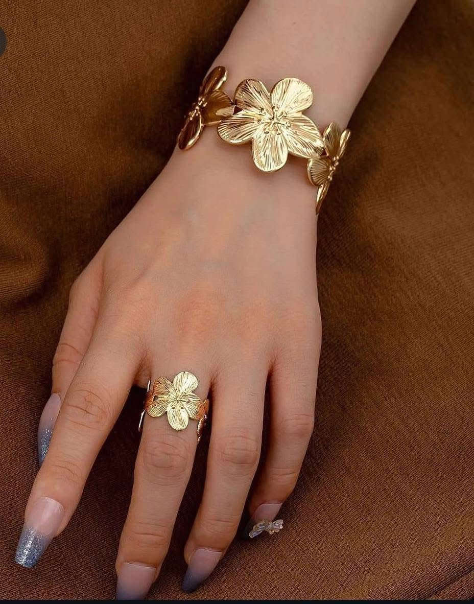 اكسسوارات حديثه 
دزاينات مختلفه
كل مديل يختلف عن الثاني داخل الصور
التوصيل سماوه 2000
التوصيل محافظات 5000


**إذا كنت صاحب هذا الإعلان وتريد حذفه لأي سبب، رجاءا أرسل رسالة إلى الدعم الفني**