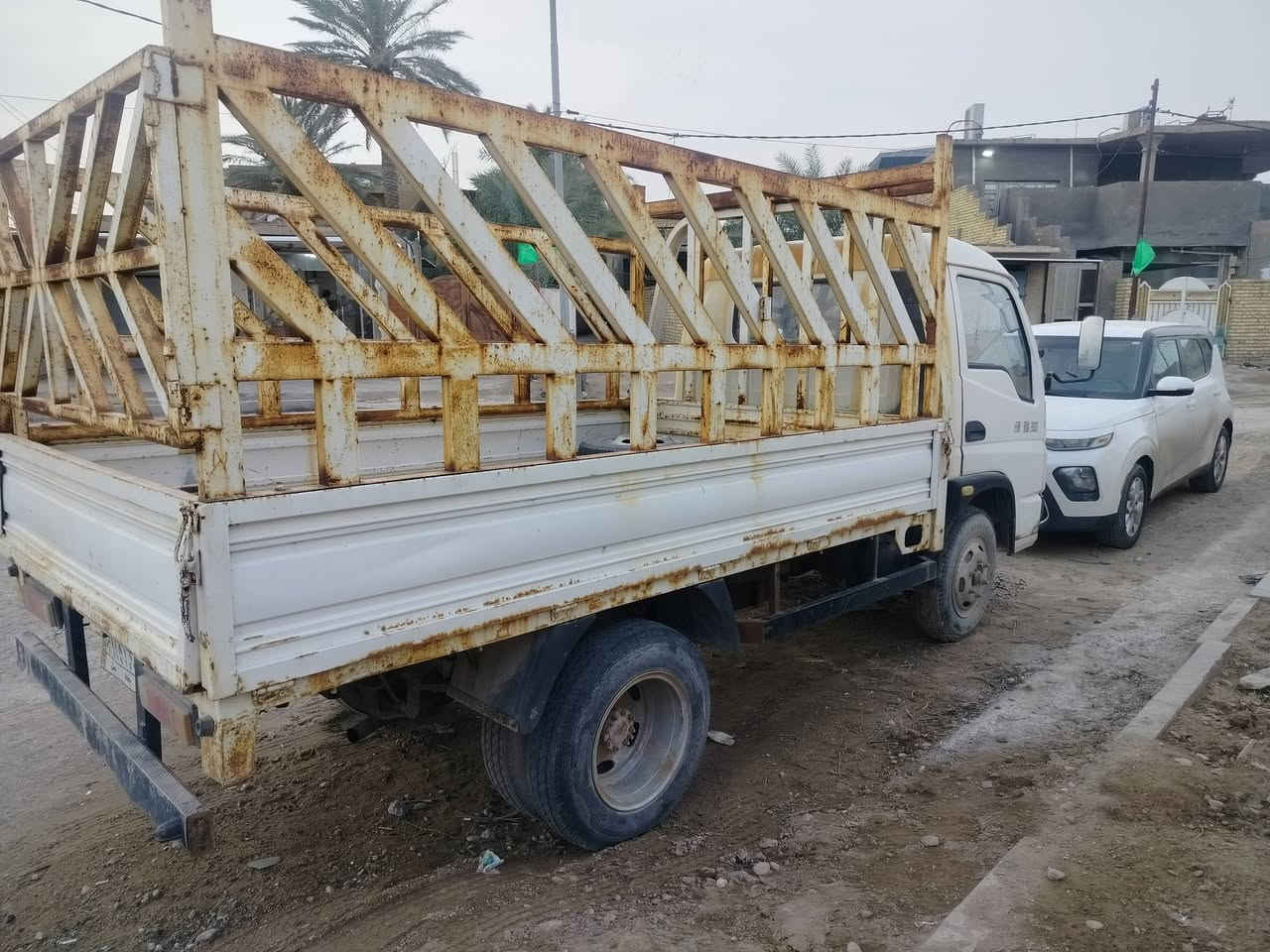 للبيع سيارة كنو حمل واحد طن رقم بغداد سنويه جديدة بسمي محرك كاز وكير بلادي سياره كله بلادي شغاله تخم تاير العنوان كوت فلاحيه *********** السعر 30 وبيها مجال
