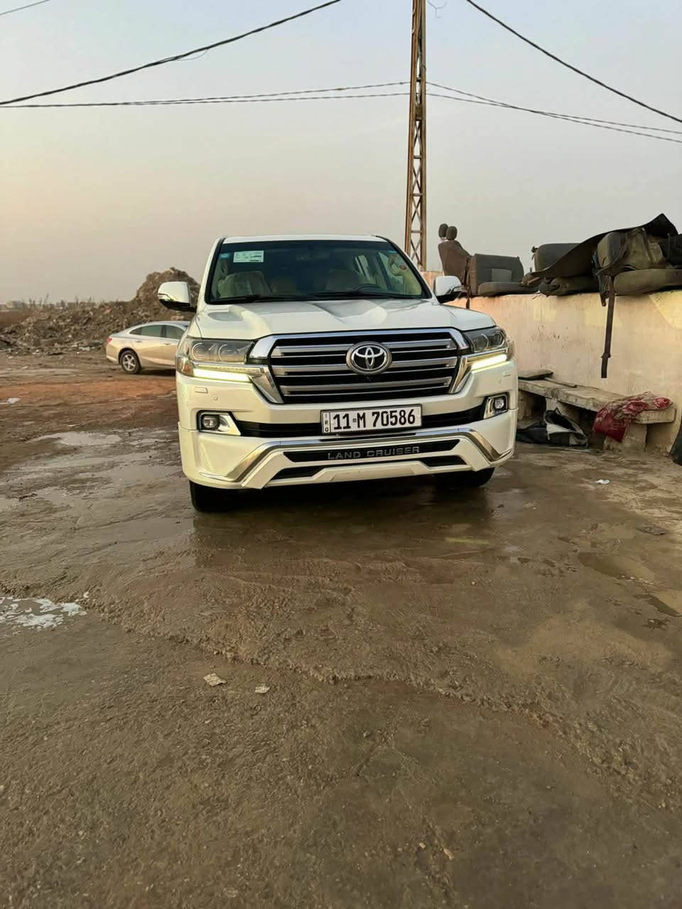 للبيع لاندكروز  2017 فطيم اصلي
رقم بغداد بأسمي مشروع وطني  رقم الدولي 

الموصفات................ 🤍
1-بصمه تشغيل
2-بصمه ابواب
3-فتحه سلايت
4-كشنات جلد
5-كشن كهرباء ثلاث حركات
6-زراكات
7-مري شفط
8-اشاير بالمري
9-تحكمات ستيرن كامله
10-مثبت سرعه
11-سبعه راكب
12-ثلاث قطع تبريد
13-مطفايه حريق
14-محرك v6
15-ايرباك8
16-حساس امامي
17-حساس خلفي
18- 3شاشات 
19- 4 كامرات 

 سياره فول مواصفات وباقي مواصفات الفطيم معروفة 

مكفولة عدا  بيه باردا بسيطه .
سيارة نضيفة جدا 

الاستفسار ***********
