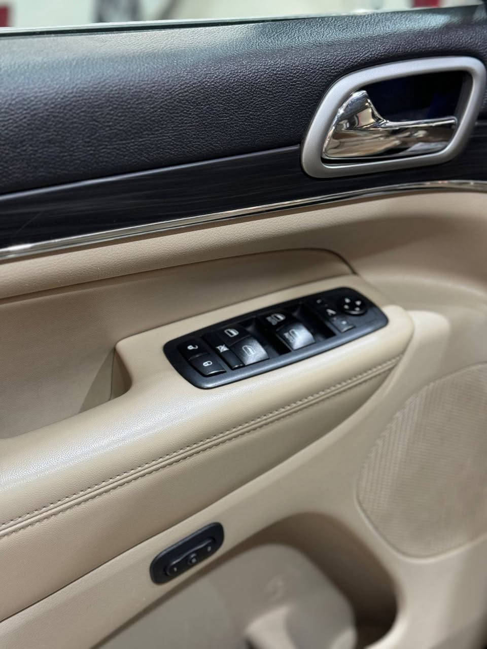 السلام عليكم
جيب كراند شيروكي ليمتد خليجي (2019)ماشية 82 الف كيلو 

مواصفاتها
تشغيل عن بعد 
جنطة كهرباء
تحكمات ستيرن
دفع رباعي 4X4
محرك 6 سلندر 3600
شفتات ستيرن
بانوراما
كرسي السايق و الراكب كهرباء
داخل بيج
كشنات أمامية تدفئة و تبريد
حساسات أمامية و خلفية
مري قلاب مع ال R
خزن المقعد Memory 
كشنات جلد
حساسات مري جانبية
دبل كزوز خلفي
مري شفط 
استيرن كهرباء
لون فضي (Silver)
رقم شمالي اربيل 
ويل حجم 20

المكان بغداد

سعر 268 ورقة و بيها مجال

الرقم***********
