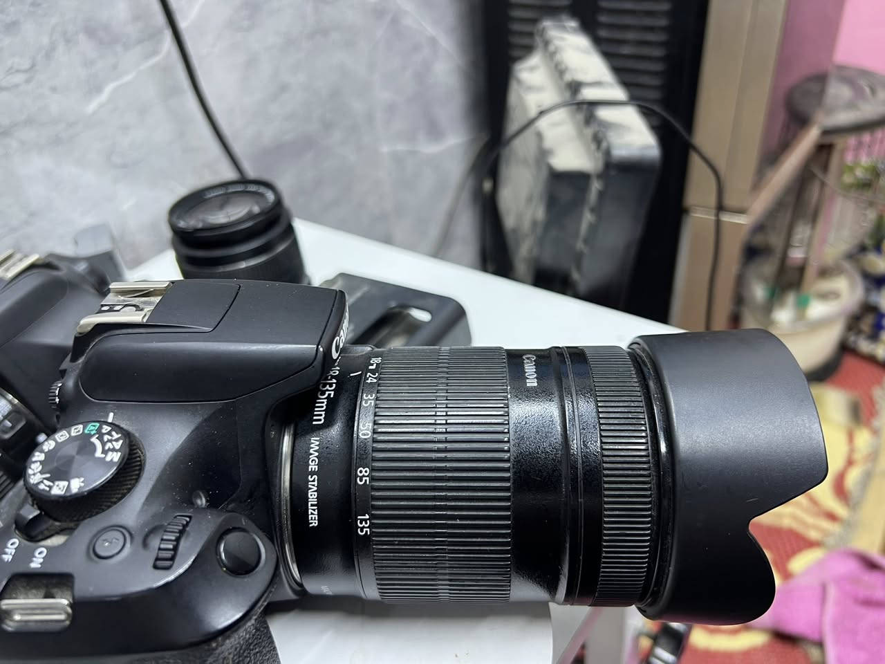 كامره كانون 1300
عدسه 135-18

رام 16

كيبل نقل صور 

شاحنه بطاريه 

كامره نضيفه جدا 🩶

***********
