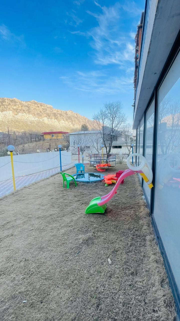 🏡 منزل للإيجار

✅ طابقين
✅ 3 غرف نوم
✅ صالة كبيرة
✅ مطبخ
✅ طاولة بلياردو 🎱
✅ حديقة ومكان للجلوس في الخارج
✅ إطلالة جميلة على الجبال والطبيعة

📞 للمزيد من المعلومات أو الحجز يرجى التواصل:٠
***********
