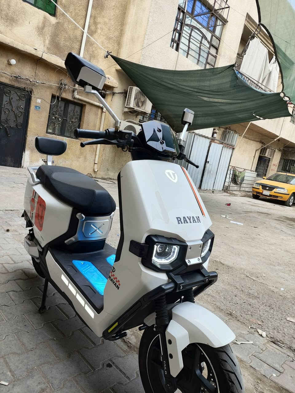 السلام عليكم دراجة شحن وحش الكون جديد زيرو استعمل 15 يوم 6 بطارية مسطرة وصل موجود *********** سعر 950 عنوان بغداد سوك الغزل سرعه 80 حقيقي  ملف بقدرة 2000 واط
