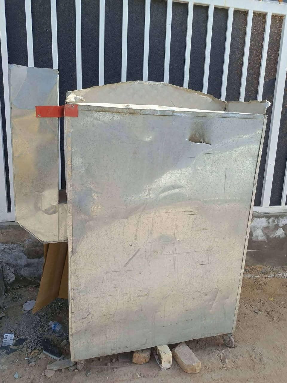 السلام عليكم غراض مطعم للبيع نظاف استعمال قليل كلمن وسعرة مكاني ديوانية حي الجامعة 
***********
