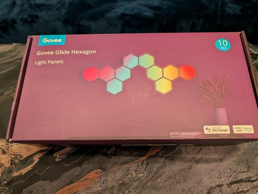 الـ Setup مالتك ناقصة هالشغلة وتكمل! 🛠️🔥
Govee Glide Hexagon Light panel 
عدد اللوحات في البكج :10 قطع

تريد تحول غرفتك أو مكان القيمنق العادي إلى استوديو احترافي ومستقبلي؟ ألواح Govee Glide Hexagon وصلت رسمياً حتى تغير القواعد! 🎮✨
ليش هاي الألواح بالذات لازم تكون بغرفتك؟
🌈 تقنية RGBIC الذكية: يعني اللوح الواحد يطلع بيه أكثر من لون بنفس الوقت، وبتنقلات وألوان متداخلة تخبل، مو مثل الليدات العادية لون واحد!
🎵 تركص وية الصوت: بيها مايك مدمج يخلي الإضاءة تتفاعل وتتحرك وية صوت اللعبة، الأغاني، أو حتى وية صوتك وسوالفك!
📱 تحكم كامل من موبايلك: بلمسة وحدة من تطبيق Govee، أو بالصوت (تشتغل وية Alexa و Google). بيها أكثر من 40 وضع إضاءة جاهز (سينمائي، ألعاب، استرخاء).
🧩 شكلها على ذوقك: ركبها بأي تصميم هندسي يعجبك وسوي الحايط اللي تحلم بيه.


**إذا كنت صاحب هذا الإعلان وتريد حذفه لأي سبب، رجاءا أرسل رسالة إلى الدعم الفني**