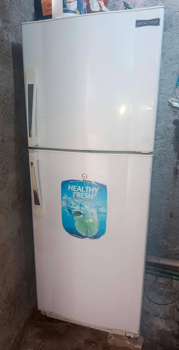 ثلاجه للبيع شرط تجمد
سعر 100 وبيها مجال 
مكان قدس انصار 
رقم ***********
