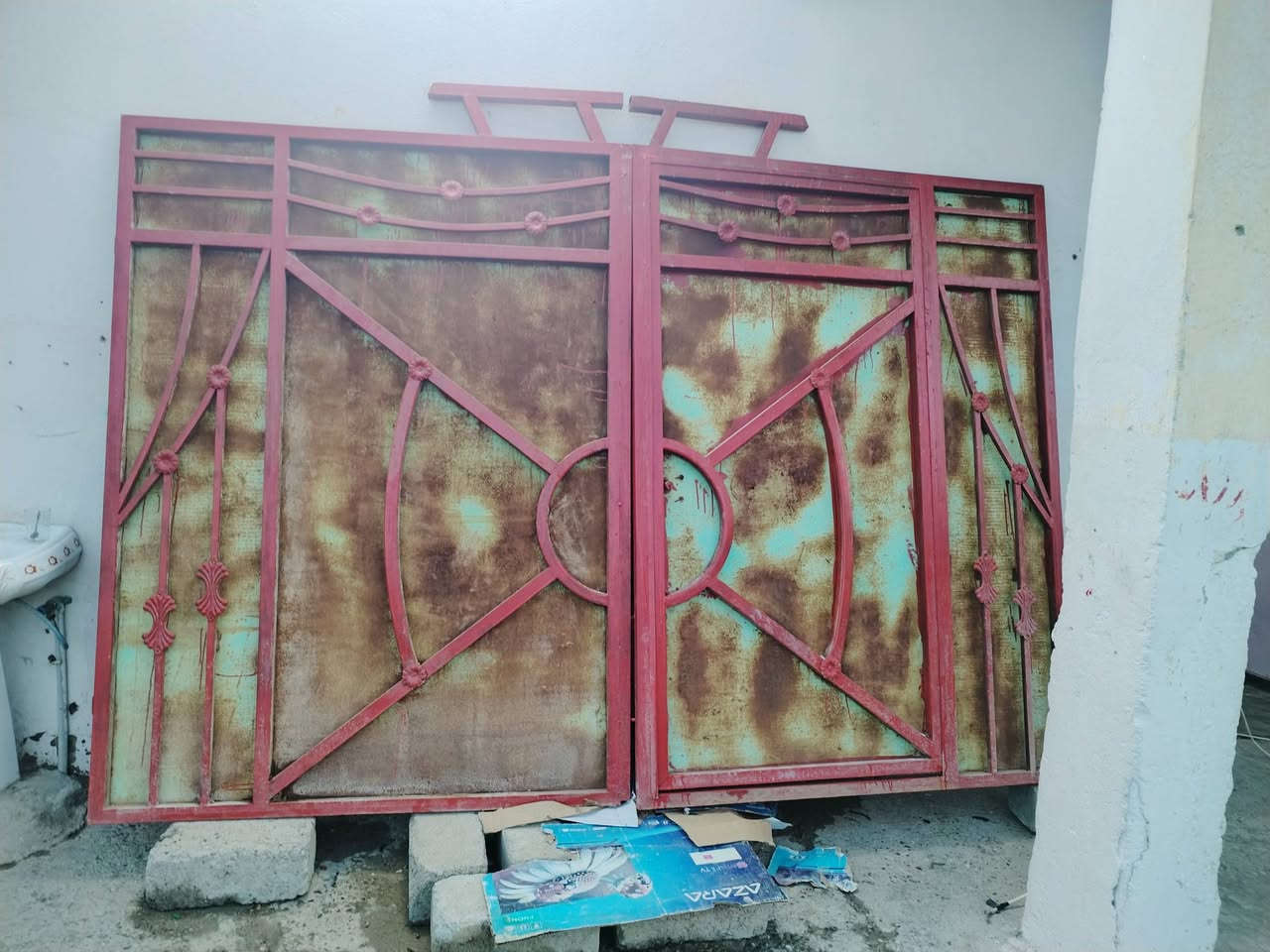 السلام عليكم ورحمة الله وبركاته باب حوش وشبابيك لبيع السعر 200الف وبي مجال كلش انظاف  هذا رقمي ***********
