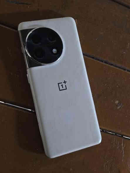 OnePlus 11
شاشەی وردە شوختی هەیە 
باقی زەمان 
قوفلی ٢٨٠ دۆلار 
٥١٢ ڕام ١٦
بێ ئەشیا
دوو سیم
Snapdragon 8 gen 2
pubg 120 fps
فول 
زەمانی هەمو شتێک 
ناونیشان هەولێر 
گەیاندن هەیە 
*********** أربيل
