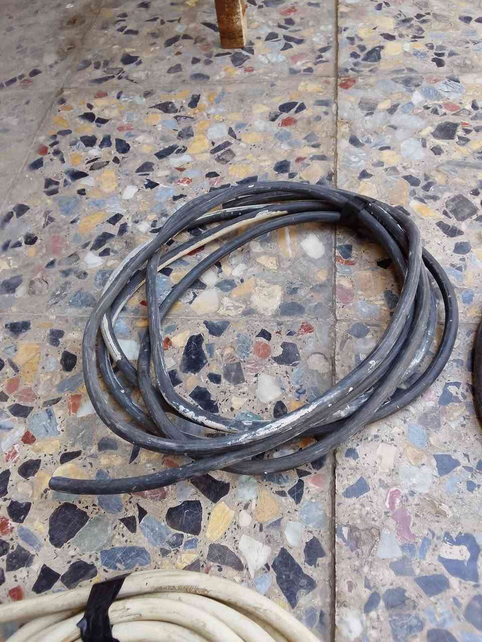 كيبلات مستعمله للبيع 2*2 طول 24متر.قطعه واحده .....و 9 متر. قطعه ......و 5متر قطعه    .......وكيبل ابيض  4*4 بطول 8ونص متر......العنوان الاعلام هاتف***********
