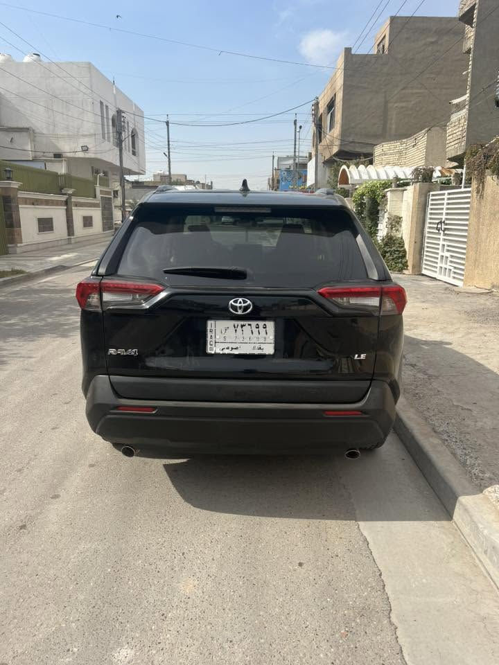 تويوتا رافور موديل 2021 فئه le سياره جديده حادثه موضح بصور اني مستورده وماشيه 21000 الف  ميل حقيقي مال امريكا بيه جاملغ خلفي مبدل اصلي ومصبوغ وباب خلفيه اصليه مبدله وباب صندوك طخة ومبدل بدون اي دواخل او حوض بچم بلادي كبس  اسمي سياره وترهم مراوس حسب قناعه السعر 218$ وبيه مجال لتفاوض موجوده سياره بغداد حي العامل ***********.    ***********
