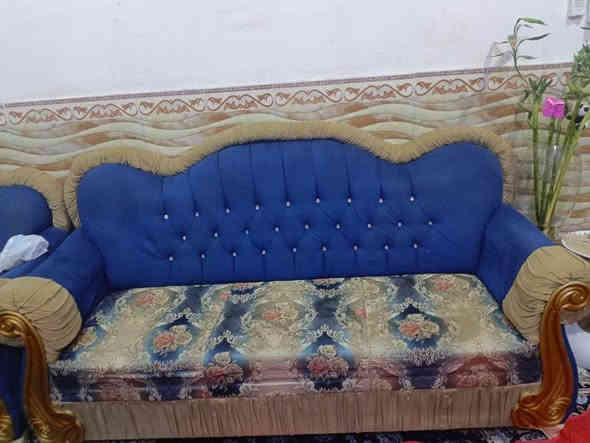 سلام عليكم تخم قنفات ٥ قطع ثنين كبار وحده وسط  ثنين صغار بس الوسط بيها كسر من جوه نظافه ٨٠ ٪؜سعره ٢٥٠ وبيه مجال لليشتري رقم *********** عمارة
