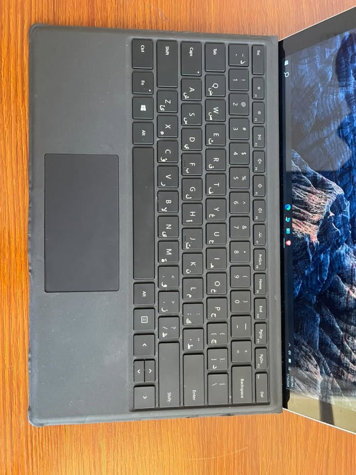 Surface pro 5
معالج i5 7
رام 8
هارد ssd m.2 256 
شاشة 2k + لمس 
مدخل sim + esim 
كيبورد منفصل
الجهاز نوعية 1807 احسن من 1796

جهاز ما بيه اي خلل جدا نضيف سعره 315 ومجال بسيط 

***********
