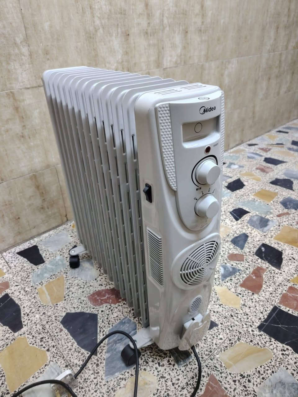 📢 للبيع — صوبة زيتية Midea 2500W
📌 الموديل: NY2313-15EFA
⚡ القدرة: 2500 واط (قوية وفعّالة)
🔌 مناسبة للجهد: 220–240V
📍 الحالة: ممتازة / جديدة (اختَر حسب الحالة)
🔥 تدفئة هادئة وثابتة لجميع غرف المنزل
🛠️ زيت حراري مملوء ومضمون – تعمل بكفاءة عالية
🚚 عنواني  بغداد البياع
💰 السعر: ___ دينار عراقي (60 الف بيه مجال بسيط )
📞 للتواصل: ‏‪***********‬‏
