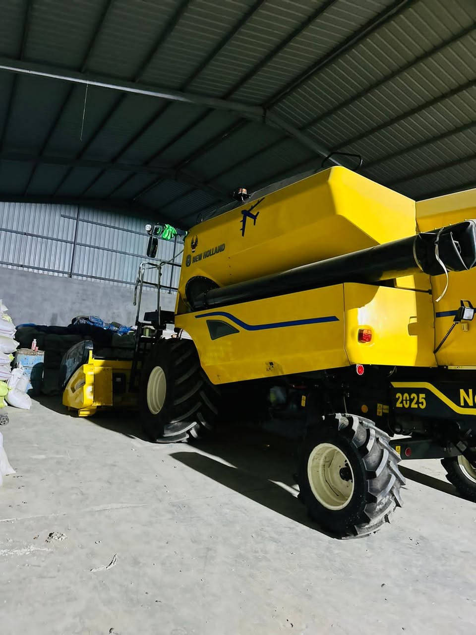 السلام عليكم  للبيع حاصده 2025فول مواصفات تاير حرفش  وغربيل كهربائي عدد الساعات[٣٥٠]ساعه***********\***********
