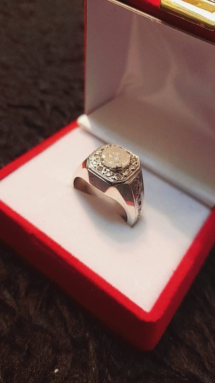 خاتم من الفضة مرصع بالالماس البلجيكي الحر في ارضيته وعلى جانبيه ايضا ، تتوسطه ماسة خشنة نسبيا بحجم ( 2 قيراط ) قيراطين ،،،  معروض لدى ( الدار العالمي للانتيك )
هاتف /  ***********      واتساب & فايبر
