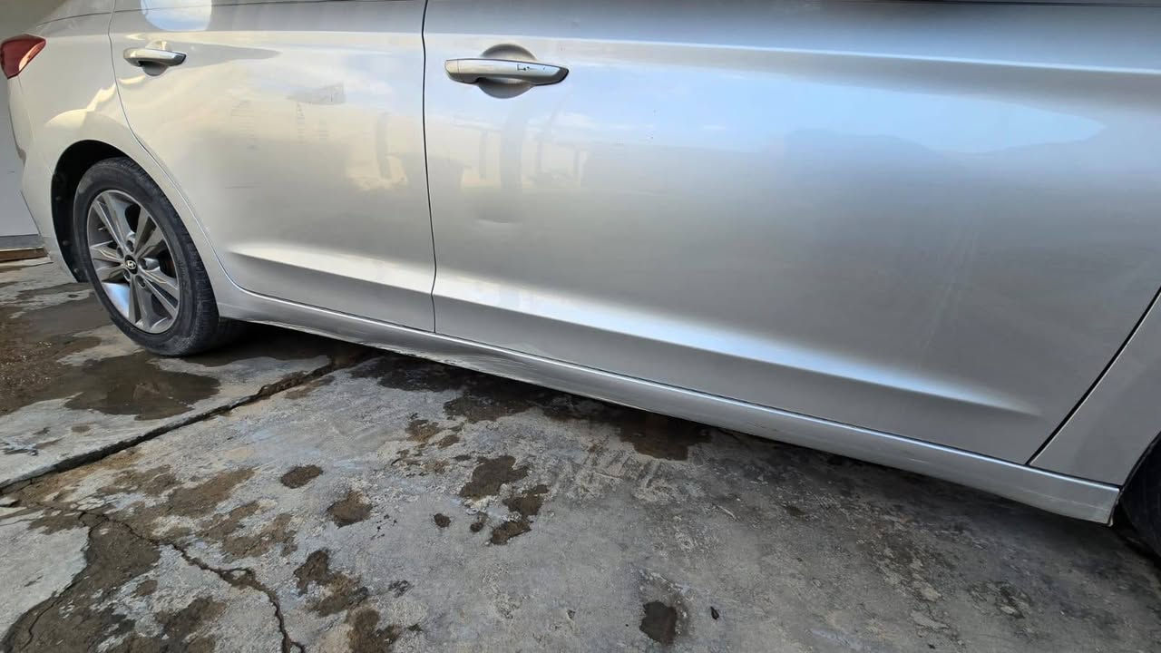 السلام عليكم
النترا ٢٠١٧ وارد امريكي للبيع
رقم اربيل القديم
ويل كب
شاشة
كامرة خلفية
ثلاث انظمة قيادة
محرك ٢٠٠٠ دوش
وباقي المواصفات الاعتيادية.
ضربة السيارة موضحة بالصور
قطعة واحدة تبديل وهي البنيد ويوجد صبغ قليل في الجاملغات اليمين واليسار.
يوجد ايضا ضرر  بسيط في صندوق السيارة موضح بالصور نتيجة التحميل و يوجد جرد بالصندوق حول هذا الضرر.
السنوية منتهية منذ ٢٠٢٣ الشهر الثامن.
عداد السيارة تقريبا ٨٩١٢٥ ميل لحد الان علما انه السيارة ماشية في امريكا ٤٢ الف ميل. يعني ماشية في العراق بحدود ٤٨ الف ميل خلال ٧ سنوات. 
السيارة عند شخص واحد منذ ترقيمها.
السيارة باسم شخص كردي وعندي وكالة من عنده وجاهزة للتحويل ان شاءالله. 
مكان السيارة: حلة / شارع ٤٠
السعر المطلوب: ١٢٥ ورقة وبيها مجال.
موبايل: ***********
