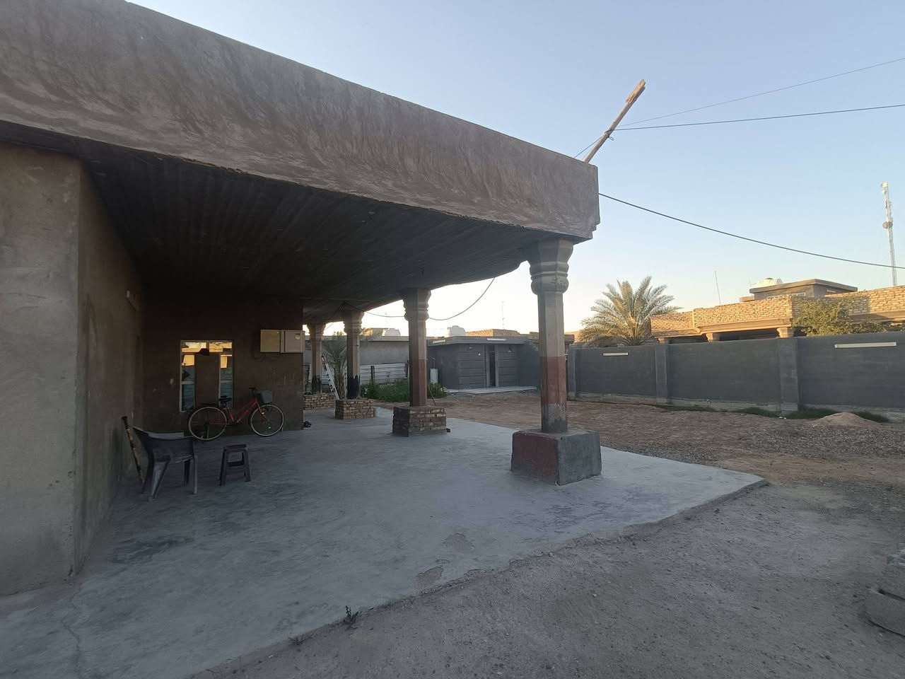 سلام عليكم يوجد قطعة ارض للبيع المساحة الكلية 600م مع بيت كبير يحتوي على تلث غرف نوم كبار واستقبال كبير صالة حمام مطبخ خارجي حمام خارجي جنس الأرض زراعي عقد 17 منطقة سكنية ويوجد كافة الخدمات ماء كهرباء طريق مولدة سحب سوق العنوان بغداد _تاجي _ قرب من مطعم خيرات الرحمن سوق تاجي اقرب نقطة دالة مدرسة السرور 
الواتساب ***********_***********
