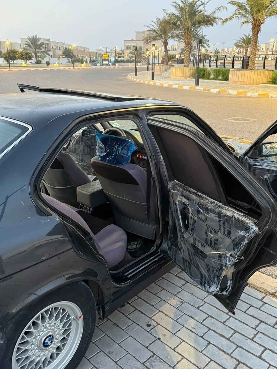 السلام عليكم BMW525 للبيع موديل 92 بجم عريض  السياره كير ومحرك شرط كير ياباني محرك مسكر فانوس كهربائيات كلها شغاله تخم تاير صدر جدد السياره مصبوغه للجماليه  بدون  خياس و بدون ضربه مشروع وطني السنويه إلى 26 السعر52 وبيها مجال قليل الشراي يتصل *********** ممتواجد عالفيس مكاني تكريت
