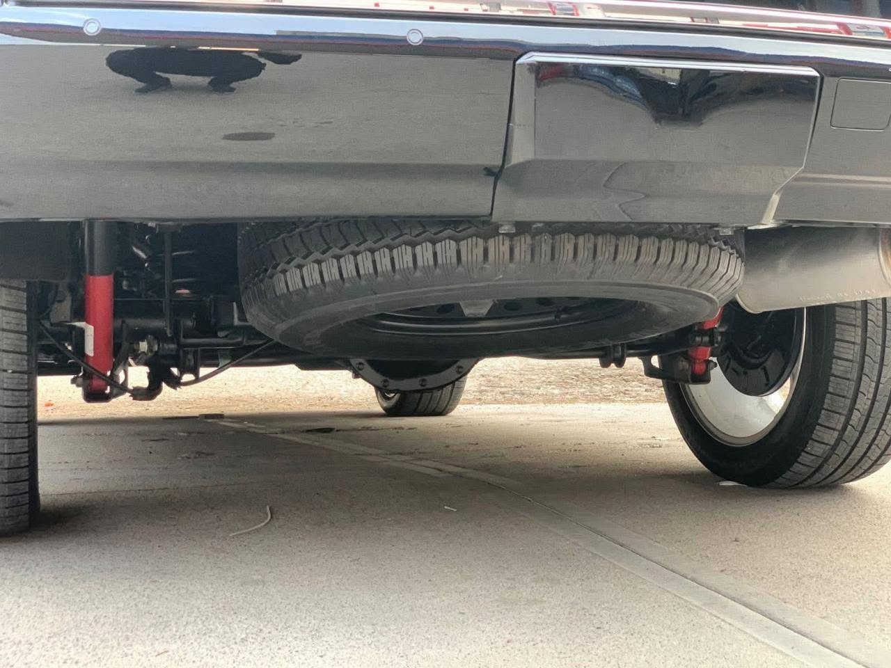 السلام عليكم
تــاهــو مـــوديــل 2017 
 خليجي وكاله المنصور 
بريمير  
فووول مواصفات 
(السياره بيها موافقه +باج تظليل  جميع الجام حته الاماميه مضلل بلو رايز اصلي شرط ضلال جلاتيت اصلي ) + مسوي القماره والبنيد ppf  مع ضمان 5 سنوات للحفاض من اشعت الشمس  
السياره هواي مصروف عليها 
بلعافيه ع ياخذها 
هزه وفحص وارقام جديد 
ماشيه 125 شرط الفحص 
اشاره ترحيب جميع الابواب 
سماعات BOSE
سلايد 
كشنات تدفئه + تبريد 
كشنات كهرباء خلفي امامي داتاشو 
ثلاجه 
7 راكب 
شاشه ديجيتال 
صندوق كهرباء 
تشغيل عن بعد 
بصمه 
فور ويل 4x4 
داخل قرميدي 
كشنات هزاز 
كامره خلفيه دواره 
شحن لاسلكي 
رادار من جميع الاتجاهات 
حساس امامي خلفي معه تحذير 
نضام تحذير اصطدام 
نضام تحذير عند خروج المسار 
كراسي خزن ميموري 
جميع الابواب بصمه 
ويل 20 اصلي بريمير 
اشاير بلمري + رادار تحذير 
وبعد بيها هواي مواصفات مال فول 
باتري مع منضومه بانزين مع ادامه كامله بلشركه حته دسكات امامي خلفي جديد وكاله شرط السياره حيل جديده 
( ملاحظه )
السياره بيها 3 مكانات بارد بسيط  جدآ 
وين ميعجبك تعال افحص
مكينه + كير + صدر كفاله 
وياها تخم بردات تعتيم
سيت كامل جميع الجام 
حته دهن وفلاتر مبدل اول بارحه 
يعني ربع متصرف عليها 
السعر 345  
مكان السياره بغداد (بسمايه او الزعفرانيه )
***********

