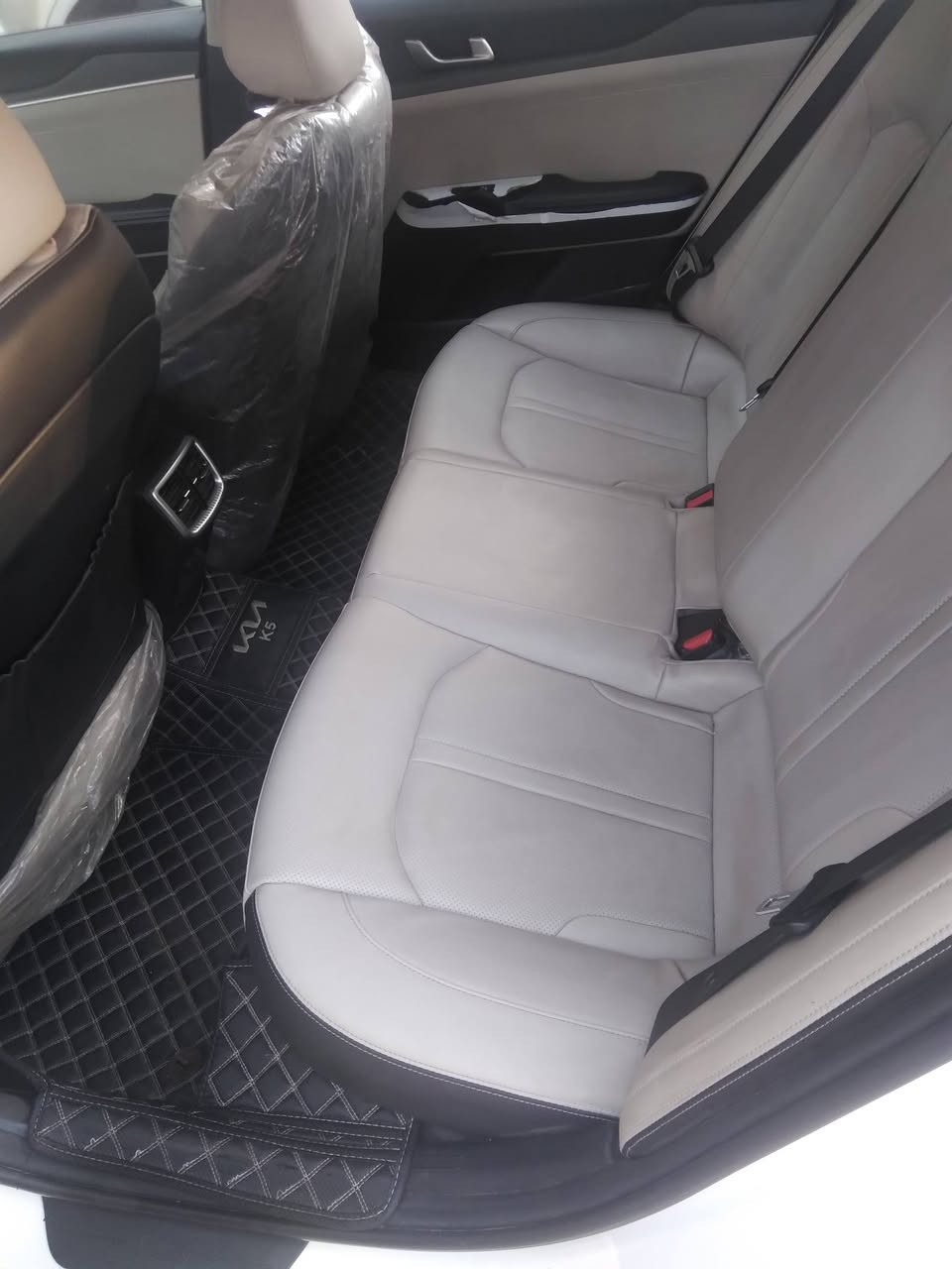 السلام عليكم.. 
كيا k5 خليجي مواصفات كامله موديل 2023بصمة تشغيل وأبواب وصندوق . بانوراما . داخل جلد ابيض . كشنات كهرباء . سايد بيك دكمه . تدفئة مقاعد أماميه.  تشغيل عن بعد .. وبعد بيها مواصفات محرك 2000 دوش السيارة كفاله عامه ماشيه 85000mk  .. الاتصال *********** مكان السيارة بغداد الحارثية.... السعر  21500 $ وبيها مجال قليل..
