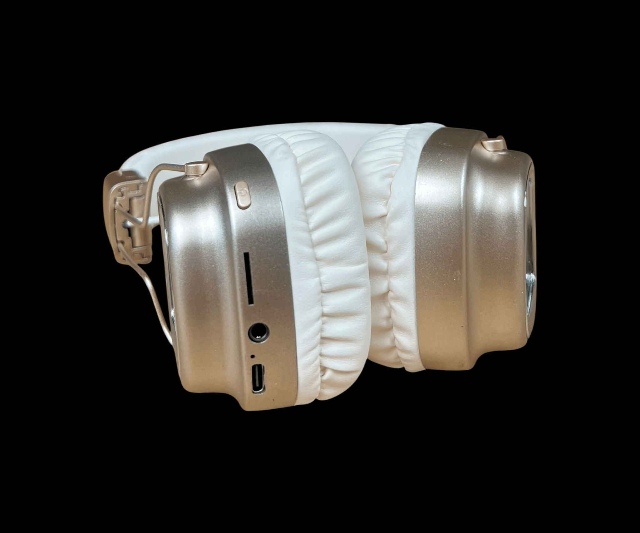 سماعة رأس بلوتوث JBL TUNE 440BT بإضاءة 3D LED – صوت Pure Bass

الاستخدامات:

الاستماع إلى الموسيقى بجودة عالية وباس قوي.

مشاهدة الأفلام والمسلسلات بصوت واضح ومحيطي.

إجراء المكالمات بدون استخدام اليدين.

الاستخدام اليومي في المنزل، العمل، أو أثناء السفر.

مناسبة للطلاب، الجيمينغ الخفيف، والتنقل اليومي.

المميزات:

تقنية JBL Pure Bass Sound لصوت عميق ونقي.

إضاءة جانبية 3D LED مضيئة بتصميم عصري جذاب.

اتصال Bluetooth V5.3 سريع وثابت.

تدعم Multi-Point Connection (الاقتران بجهازين بنفس الوقت).

بطارية بسعة 400mAh.

مدة تشغيل تصل إلى 40 ساعة.

زمن شحن تقريبي: ساعتين.

إمكانية إجراء مكالمات Hands-Free مع مايكروفون مدمج.

تدعم التحكم الصوتي.

إمكانية تشغيل عبر مدخل AUX.

منفذ شحن Type-C.

تدعم كرت ذاكرة TF.

أزرار تحكم جانبية (تشغيل، إيقاف، مستوى الصوت، تنقل بين المقاطع).

تصميم خفيف الوزن وقابل للطي.

وسادات أذن مبطنة ومريحة للاستخدام الطويل.

حجم الدرايفر: 40mm.

محتويات الصندوق:

سماعة JBL TUNE 440BT.

كيبل شحن USB.

دليل استخدام.

الملاحظات:

قياس الكارتون:

الطول: 16 سم

العرض: 7.5 سم

الارتفاع: 19 سم

تتوفر بعدة ألوان (أبيض، أسود، بني).

اللون والإضاءة يضيفان طابع مميز أثناء الاستخدام الليلي.

يفضل شحن السماعة بالكامل قبل أول استخدام.

أبعاد الكارتونة:

16 × 7.5 × 19 سم أربيل, العراق


**إذا كنت صاحب هذا الإعلان وتريد حذفه لأي سبب، رجاءا أرسل رسالة إلى الدعم الفني**