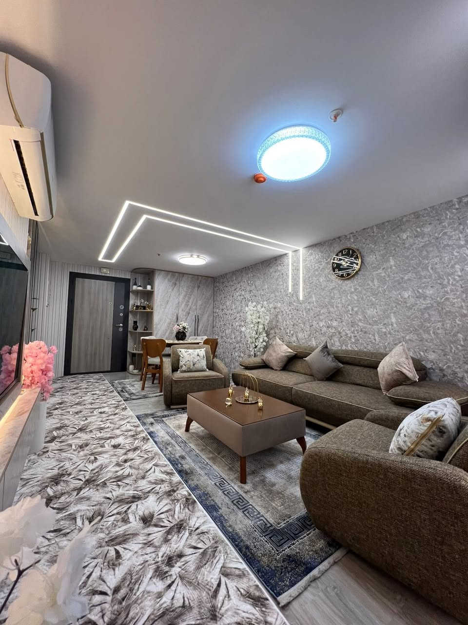 شقه للإجار من لايف تاور - اربيل ⚜️
غرفتين و صالة مؤثث (2+1)
مساحة : 110m
نظيف و مرتب
للمزيد من المعلومات اتصل بواتس آب:
***********📱
