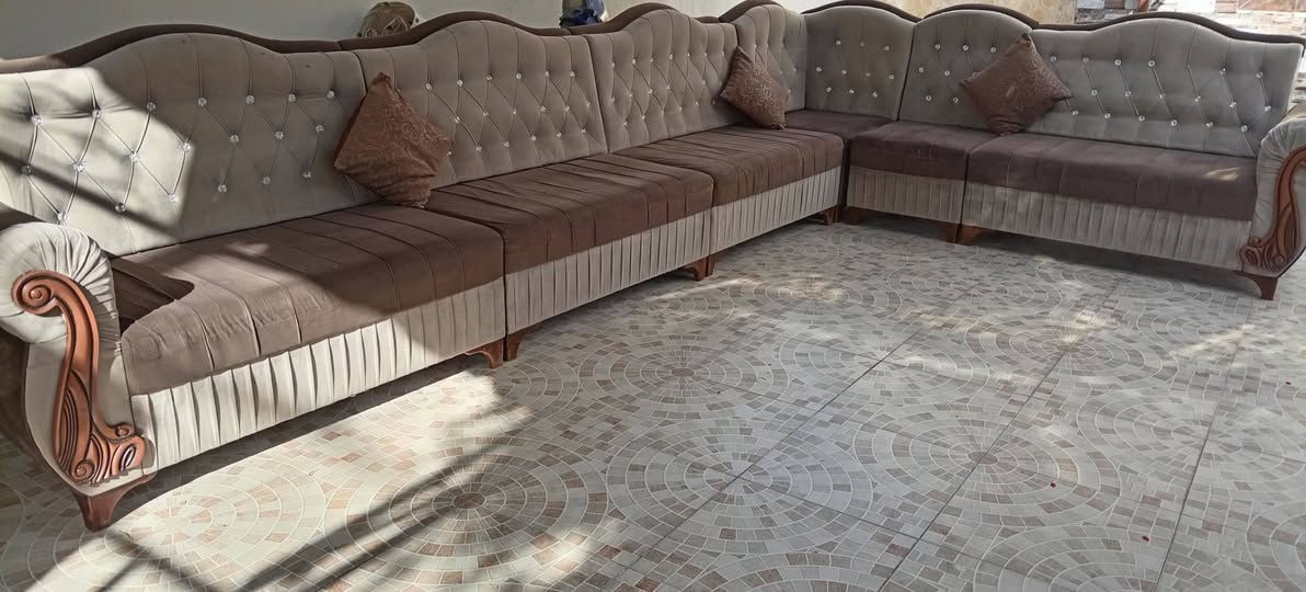 ديوان ٧متر سعره مناسب جداً وبيع مستعجل ***********
