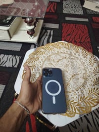 آيفون ١٢شركه ماستر تلفون نضيف قبل يومين بدلتله بطاريه تقره١٠٠ امدل فقط...