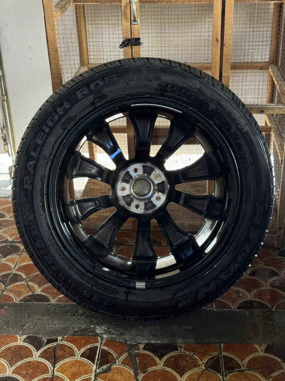 سبير سورنتو جديد للبيع 
كامل هوة و الكب و الولف و الحساس 
بي شخوط بسيطه بالويل مثل ما موضح بالصور 
🟢سعرة 200 الف 🟢 و بي مجال 
***********
