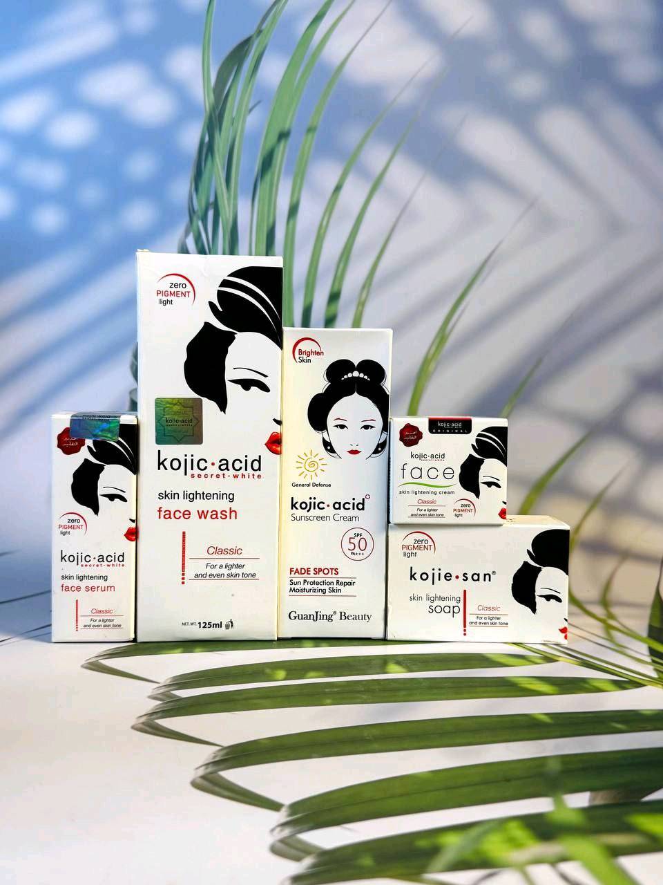 مجموعة كوجي سان الفلبينية تخلي بشرتك زي بشرة البيبي حرفيا 👌🏻🔥

تتكون من : 
Kojic Acid Soap 🧼
1/ الصابونة  
تحتوي على حمض الكوجيك، وهو مكون طبيعي معروف بخصائصه في تفتيح البشرة وإشراقها
ويساعد على تقليل ظهور البقع الداكنة وفرط التصبغ وندبات حب الشباب 

Kojic Acid Hand&Body Cream ❤️
2/كريم مرطب ومفتح للبشرة 

‌‎ غني بنظام فعال من المرطبات والفيتامينات يرطب ترطيب مكثف حتى 24 ساعة ويخلي بشرتك ناعمة زي البيبي🤍✨

يتكون من فيتامين سي 🍊 و جلايكوليك اسيد فيساعد في عملية تقشير البشرة و تقليل التصبغات و يجعل البشرة افتح بشكل واضح 👌🏻 .

و يتكون ايضا من الجليسرين للترطيب .

Kojic Acid Sunscreen Cream ☀️
3/ واقي شمس 
يحتوي علي كوجيك اسيد كمادة اساسية و معامل حماية من الشمس بنسبة 50% يعني تفتيح و حماية من الشمس في نفس الوقت 👌🏻
 
Kojic Acid Facial Wash 🫧
4/‌‎غسول الوجه 

يعمل على تقشير البشرة والجلد الميت وتجديد الخلايا وتفتيح لون الجلد وازالة اثار حب الشباب وترطيب البشرة وتخفيف آثار الندبات 💆🏻‍♀️



 5 / سيروم كوجي اسد الخرافي 
فوائد المنتج تعد ولاتحصي اهمها 👇🏾

ملخص زيت الكولاجين وصف العنصر حول هذا المصل حمض الكوجيك 
هو مصل للوجه للنساء والرجال مركب من مكونات طبيعية مثل حمض الكوجيك، ألفا أربوتين، النياسيناميد، فيتامين C، فيتامين هـ، وحمض الهيالورونيك، وحمض الفيروليك، والصبار. استخدمي هذه التركيبة الأصلية المتقدمة لتفتيح البشرة وإشراقها للحصول على بشرة مشرقة وشبابية ومتجانسة اللون وتوهج متألق.


المنشأ/ فلبين 

