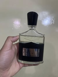 للبيع قطعة اصلية ١٠٠٪؜  مرشوش منه قليل جداً مثل ما واضح  السعر المطلوب...