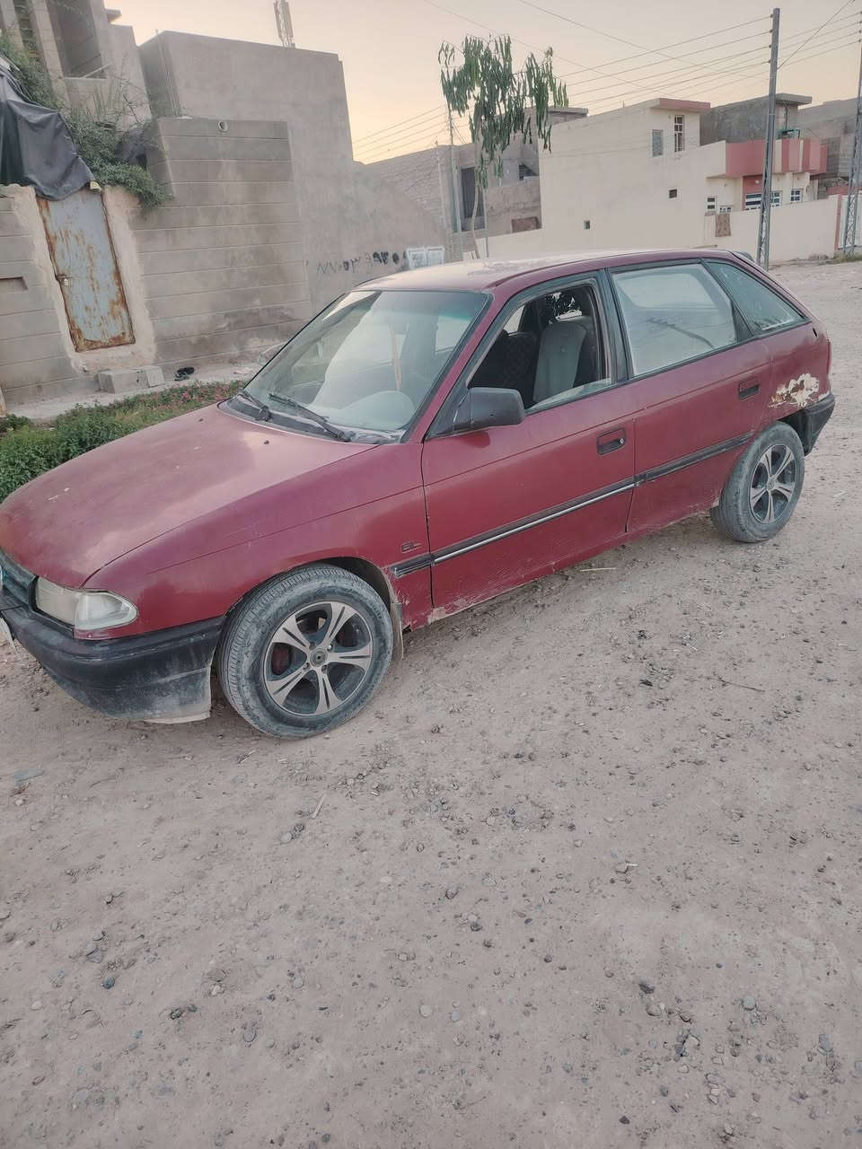 سلام عليكم أوبل استره للبيع  فقط  موديل 93 محرك ١٦ مال كصه كهربايات كلها شغاله رقم الانبار مشروع وطني سنويه  ساقطه صار 4 أشهر سعر 28 بيه مجال المكان سامراء ***********
