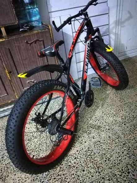 سلام عليكم بايسكل دبابه همر للبيع 

مواصفات الباسكل الكاملة:

نوع الدراجة: G.k.Bike

المكاين:

7 مكاين خلفية

3 مكاين أمامية 

تايرات عريضة مقاومة للانزلاق مناسبة للشارع، الرمل، الطين ديسك أمامي وخلفي تصميم رياضي هجومي المقعد مريح.

السعر 200وبي مجال العنوان النجف حي الامير
للأتصال *********** متوفر واتساب وماسنجر.
