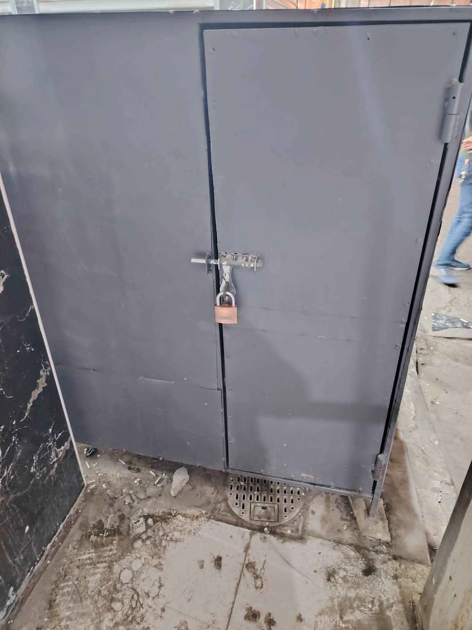 ميز حديد للبيع القياسات موضحه بالمنشور
للاستفسار التواصل ع الرقم
*********** Singapore
