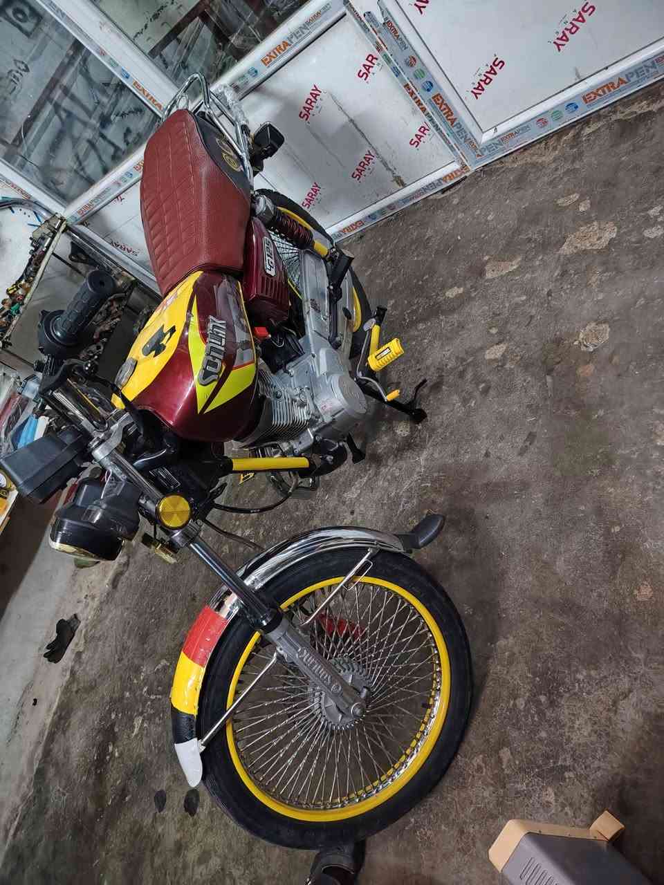 سلام عليكم
دراجه موديل ٢٣ بل مكينه ٢٤ 
مكينه شرط 
كهربايات شغال بس عاوزه بطاريه 
شلعه فول 
والدراجه حلوى ومجمبزه 
سعرها ٥٥٠وبيها مجال 
مكان ناحيه تازه 
التفاصيل 
***********
