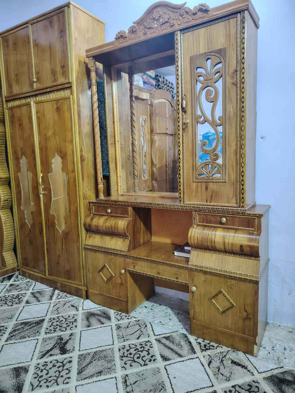 السلام عليكم عندي غرفه للبيع سعرها مليون وبيها مجال مكاني حله ***********
